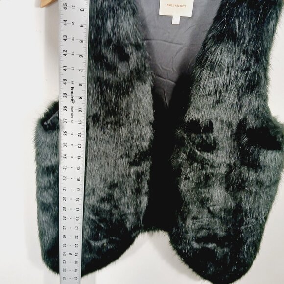 Skies Are Blue, Black Faux Fur Vest, Size Medium, Chic, Glamourous, Luxe, Resort - Picture 9 of 12
